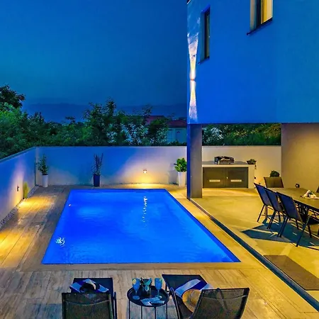 Prázdninový dům Family Friendly House With A Swimming Pool Privlaka, Zadar - 25539 *